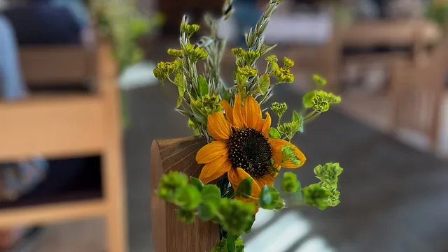 sommerblomster ved kirkebænk