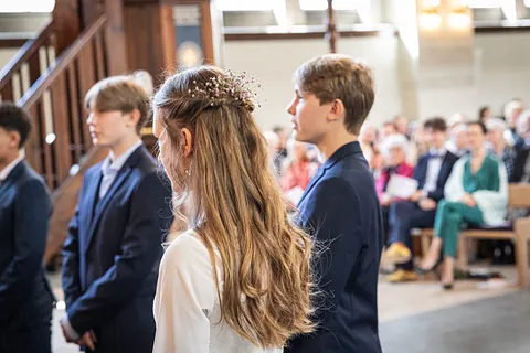 Konfirmander bliver konfirmeret i Sions Kirke